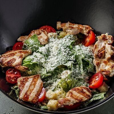 Салат Цезарь с курицей в Rich Lounge по цене 730 ₽