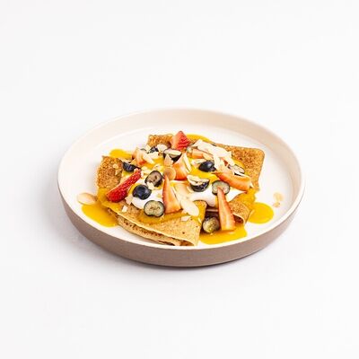 Блинчики со взбитым творогом, свежей ягодой и апельсиновым соусом в Британские Пекарни по цене 555 ₽