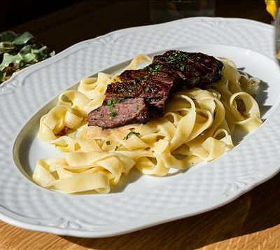 Феттуччине качо-э-пепе с вырезкой в Omela по цене 2240 ₽