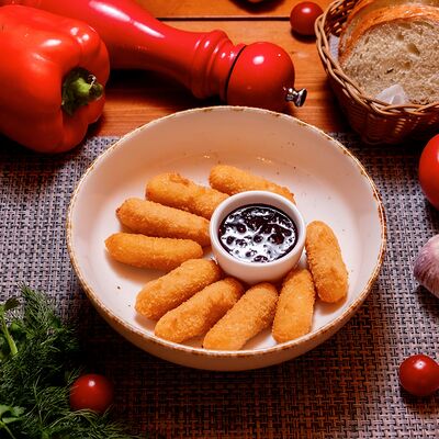 Обжаренные сырные палочки с ягодным соусом в Золотая прага по цене 690 ₽