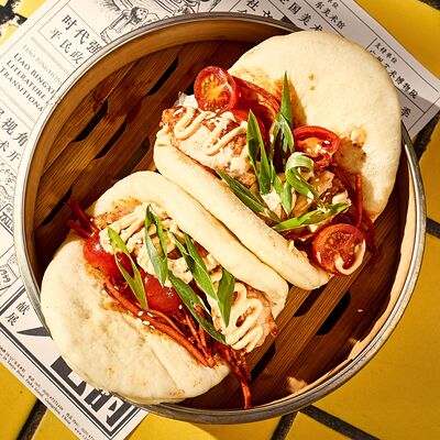 Бао с пряным цыпленком и морковью кимчи в Bao по цене 490 ₽