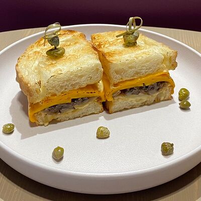 Сэндвич с белыми грибами, жаренным беконом и сыром в Raison D’être по цене 430 ₽