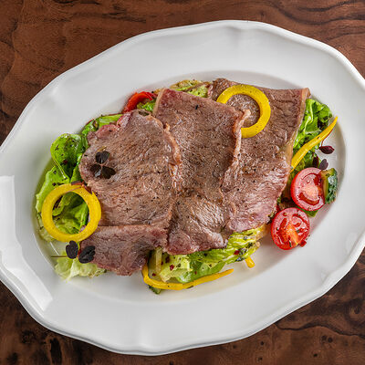 Салат с мраморной говядиной и костным мозгом в Чочо по цене 1390 ₽