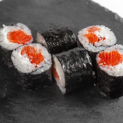 Маки с лососем в Underground Sushi City по цене 300 ₽