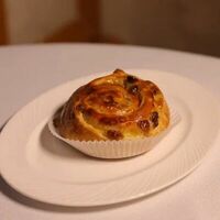 Булочка с изюмом в Опера