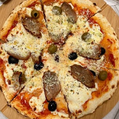 Пицца с утиной грудкой и маслинамив Чикетти по цене 850 ₽