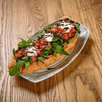 Брускетта с томатами и страчателлойв Зоя в планке по цене 450 ₽