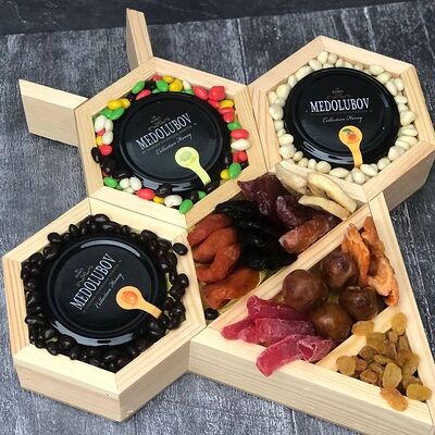 Композиция из орехов и сухофруктов Медовая пчела в Мастерская подарков Катерины Колбасовой по цене 2290 ₽