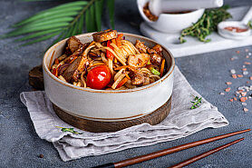 Лапша удон со свининой в SushiKent по цене 690 ₽