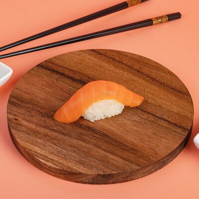 Суши Лосось в Rooooolls по цене 190 ₽