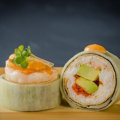 Сашими-ролл с камчатским крабом, тигровыми креветками в огурце в Yellowfin by Bluefin по цене 1530 ₽