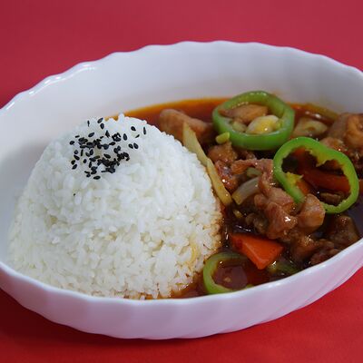Курица с овощами в остром соусе с рисом в Китайская столовая по цене 529 ₽