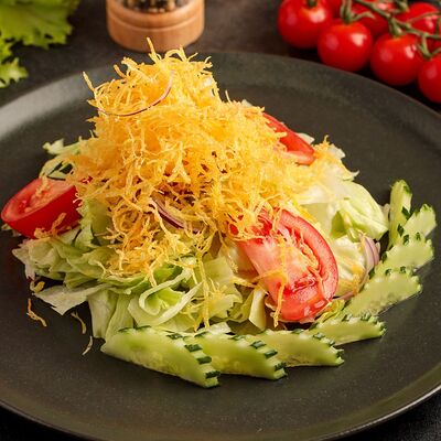 Салат из овощей с картофелем фри в Корё по цене 540 ₽