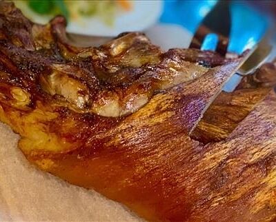 Рулька Айсбайн- запеченная свиная рулька в Генрих и Генриетта по цене 690 ₽