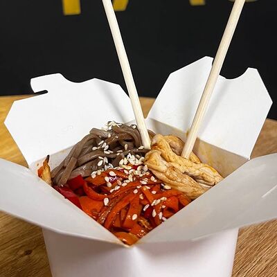 Гречневая лапша с курицей в Deep Tasty по цене 290