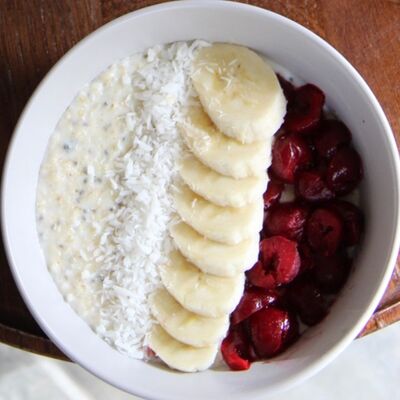 Овсяная каша Cherry Berry в Surf Coffee x Kuta по цене 230 ₽