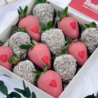 Клубника в шоколаде Love is в Sweets по цене 1490 ₽