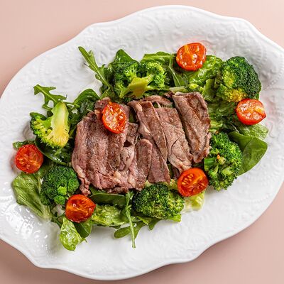 Стейк-салат с брокколи и козьим сыром в Avgust13 по цене 1400 ₽