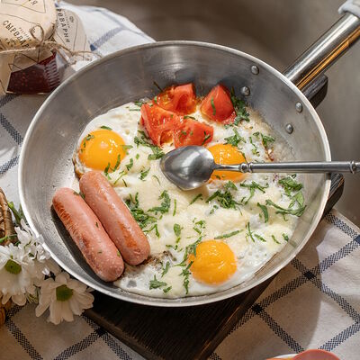 Яичница с Моцареллой и молочными сосисками в Сыроварня по цене 560 ₽