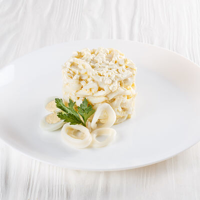 Салат из кальмаров порция в MaxBakery по цене 590 ₽