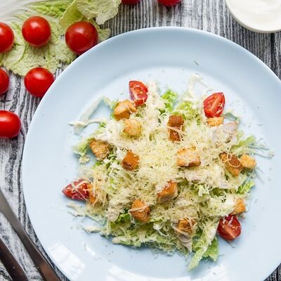 Цезарь с курицей в Plov iz love по цене 450 ₽