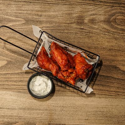 Крылья шрирача в Гриль Бар Понеслось по цене 620 ₽