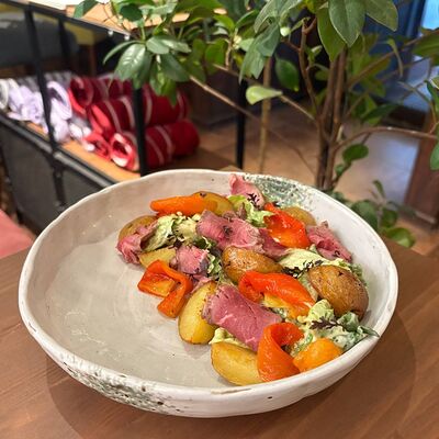 Его Любимый салат с ростбифом в История любви по цене 580 ₽