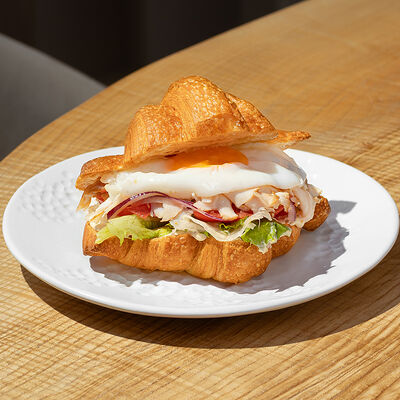 Круассан с пастрами из курицы и глазуньей в Изикофе по цене 540 ₽