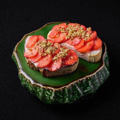 Брускетта с клубникой и страчателлой в Эндорфин по цене 490 ₽