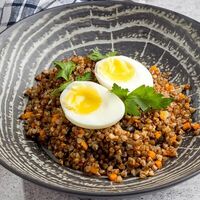 Греча с яйцом 7-ми минуткой и овощами в Kumpan