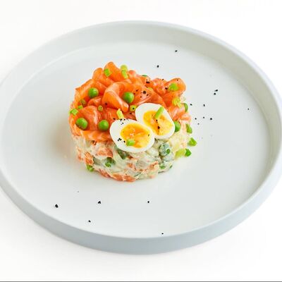 Оливье с лососем в Блеск по цене 880 ₽