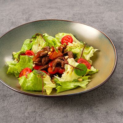 Теплый салат с говядиной и кедровым орехом в Сибирская Корона по цене 529 ₽