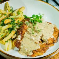 Куриный стейк с картофелем фри в Eva bistro