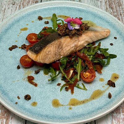 Лосось с тапенадо, томатами и пеперони в Сова по цене 1450 ₽