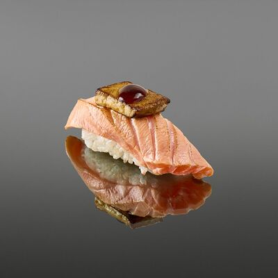 Суши опаленный лосось с фуа-грой в OUGI по цене 470 ₽