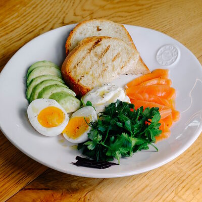 Тост с лососем и авокадо в Сыроварня по цене 950 ₽