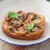 Тост с жареными грибами и трюфельным кремом в Bestie по цене 590