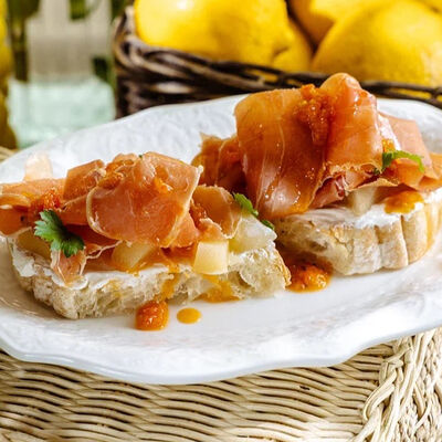 Брускетта с пармской ветчиной и маринованной грушейв Dodici Italy по цене 890 ₽