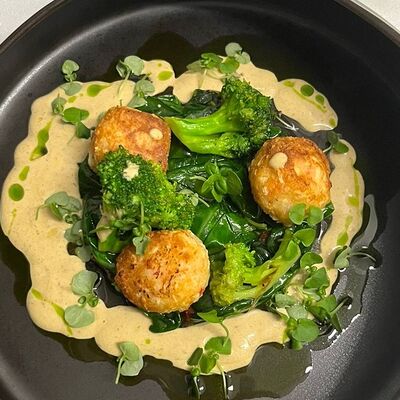 Краб-кейк с соусом биск, шпинатом и брокколи в Пепе Неро по цене 1100 ₽