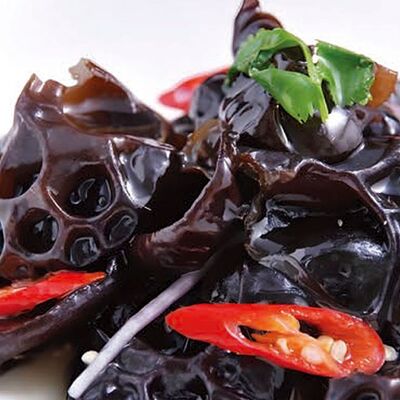 А7 Салат с древесными грибами 凉拌木耳 в Charlie tea по цене 470 ₽