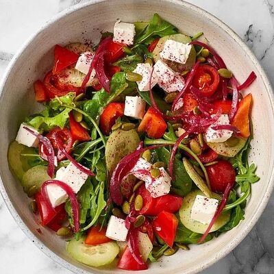 Салат овощной с сыром фета в Mikemolly по цене 550 ₽