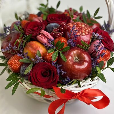 Фруктовая корзина с розами в Buketonline - Съедобные букеты и клубника в шоколаде по цене 8220 ₽