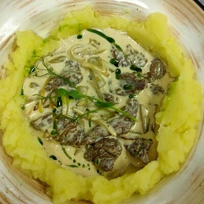 Строганов из молодой телятины с картофельным пюре в Столица по цене 990 ₽