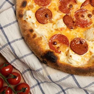 Неаполитанская пицца Сальчича крема в Пицца и Паста по цене 895 ₽