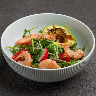 Зеленый салат с авокадо, фасолью и креветками в МОСТ бистро по цене 820 ₽