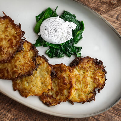 Драники, шпинат, яйцо, сметана в Айна по цене 620 ₽