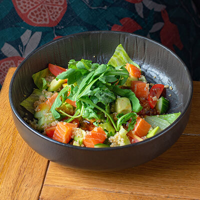 Салат с лососем и киноа в Густо & Пряно по цене 758 ₽