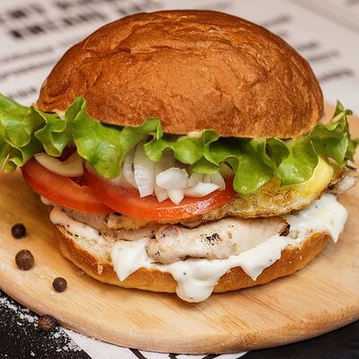 Бургер Курочка с яйцом в МЯСО ЕСТЬ по цене 560 ₽