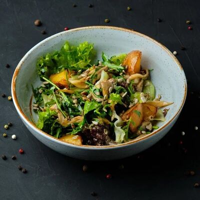 Салат с жареными грибами и картофелем бейби в Mesto Sushi & Grill по цене 540