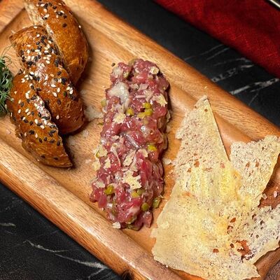 Тартар из телятины с чипсами из пармезана в Kirova street по цене 490 ₽